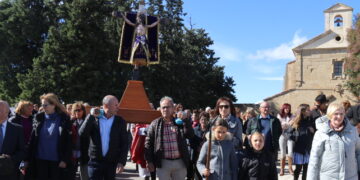 El sol luce en Arabayona y sus vecinos pueden por fin acompañar y bailar al Santo Cristo de Hornillos y la Virgen en la procesión