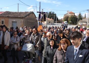 El sol luce en Arabayona y sus vecinos pueden por fin acompañar y bailar al Santo Cristo de Hornillos y la Virgen en la procesión