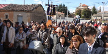 El sol luce en Arabayona y sus vecinos pueden por fin acompañar y bailar al Santo Cristo de Hornillos y la Virgen en la procesión