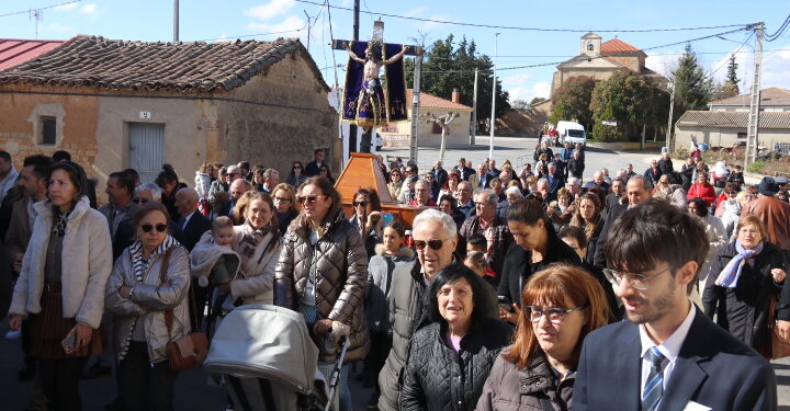 El sol luce en Arabayona y sus vecinos pueden por fin acompañar y bailar al Santo Cristo de Hornillos y la Virgen en la procesión