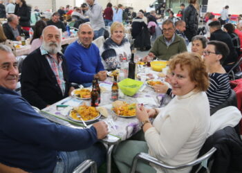 Una gran paella popular cierra en el multiusos de Arabayona de Mógica las fiestas patronales en honor del Cristo de Hornillos