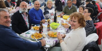 Una gran paella popular cierra en el multiusos de Arabayona de Mógica las fiestas patronales en honor del Cristo de Hornillos