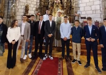 Diez jóvenes de Alaraz reciben la confirmación en la iglesia de las Nieves en una misa oficiada por el obispo José Luis Retana