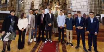 Diez jóvenes de Alaraz reciben la confirmación en la iglesia de las Nieves en una misa oficiada por el obispo José Luis Retana