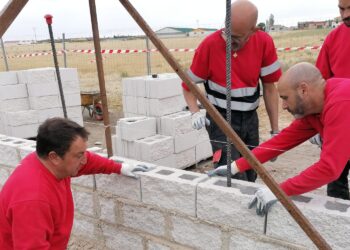 «Peñaranda entorno sostenible» renueva la valla perimetral sureste del polideportivo municipal en la zona de las piscinas