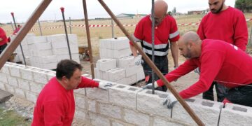 «Peñaranda entorno sostenible» renueva la valla perimetral sureste del polideportivo municipal en la zona de las piscinas