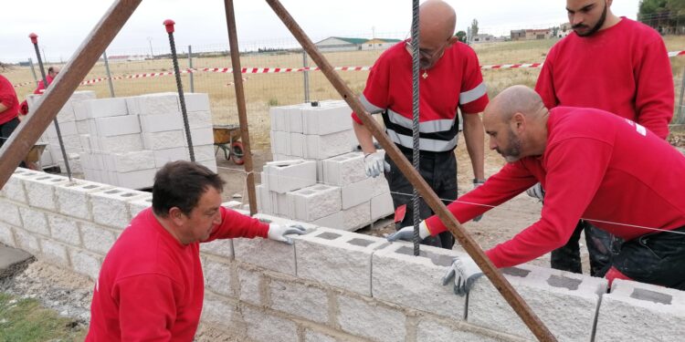 «Peñaranda entorno sostenible» renueva la valla perimetral sureste del polideportivo municipal en la zona de las piscinas
