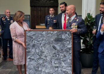 La Base Aérea de Matacán regala a Peñaranda un cuadro con la primera fotografía aérea de la localidad hecha en el año 1952