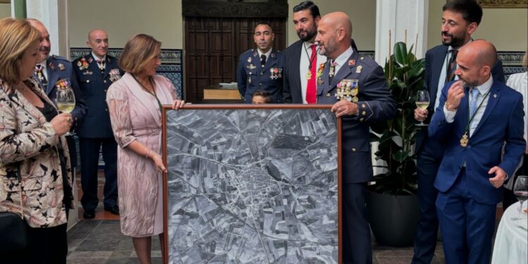 La Base Aérea de Matacán regala a Peñaranda un cuadro con la primera fotografía aérea de la localidad hecha en el año 1952