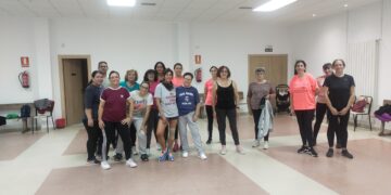 El Campo de Peñaranda inicia las clases semanales de zumba y sevillanas en el multifuncional con una destacada participación