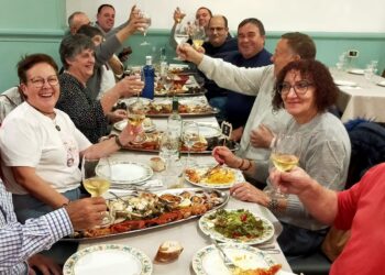 Un grupo de vecinos de El Campo de Peñaranda viaja hasta Galicia para disfrutar de la tradicional y exitosa Feria del Marisco