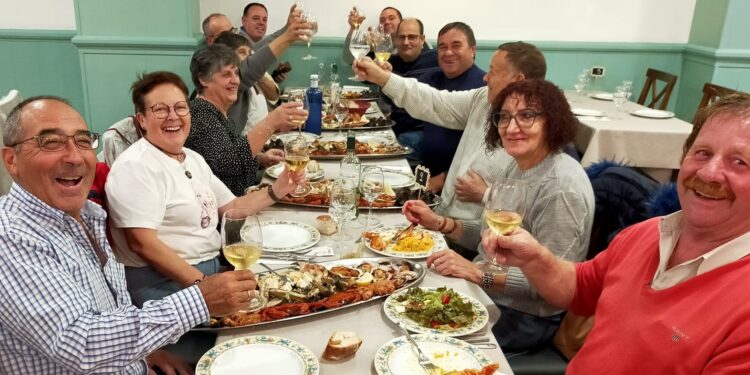 Un grupo de vecinos de El Campo de Peñaranda viaja hasta Galicia para disfrutar de la tradicional y exitosa Feria del Marisco
