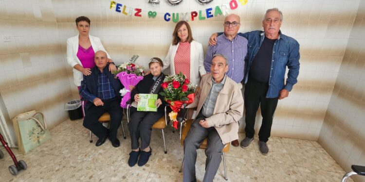 Teresa Marcos Hernández celebra sus 100 años de vida junto a su familia en la residencia del Sagrado Corazón en Peñaranda