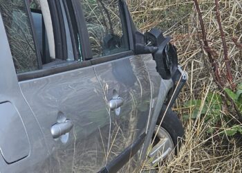 Más de dos meses «tirado» en la cuneta de la Nacional 501: el caso del turismo accidentado y vandalizado que nadie retira