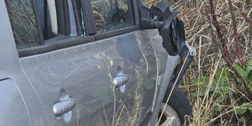 Más de dos meses «tirado» en la cuneta de la Nacional 501: el caso del turismo accidentado y vandalizado que nadie retira