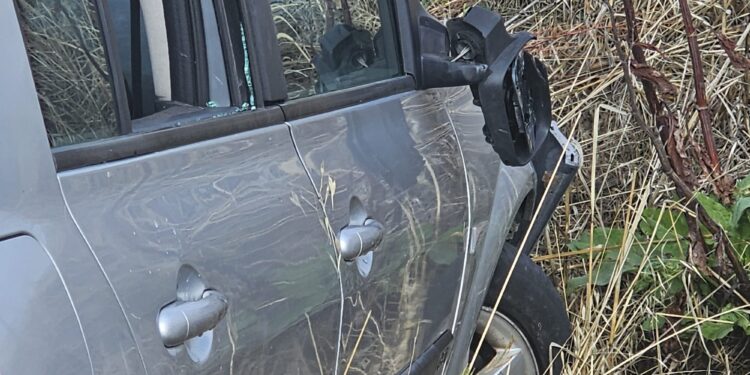 Más de dos meses «tirado» en la cuneta de la Nacional 501: el caso del turismo accidentado y vandalizado que nadie retira