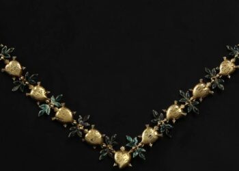 El collar descubierto sobre el cuerpo de Santa Teresa de Jesús y que lucirá desde mañana en Alba la imagen procesional