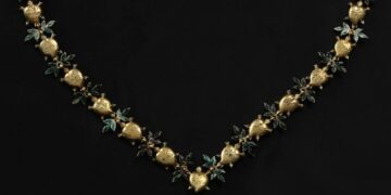 El collar descubierto sobre el cuerpo de Santa Teresa de Jesús y que lucirá desde mañana en Alba la imagen procesional