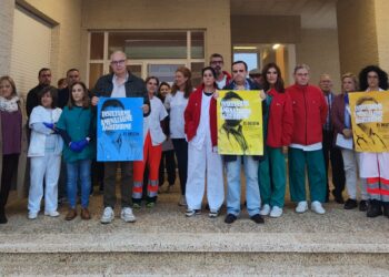Manifestación en el centro de salud de Villoria en apoyo a los sanitarios tras las amenazas sufridas el domingo en una guardia