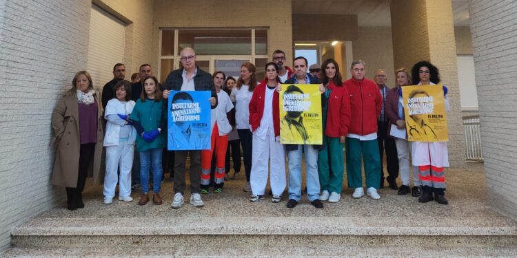Manifestación en el centro de salud de Villoria en apoyo a los sanitarios tras las amenazas sufridas el domingo en una guardia