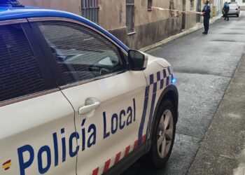 La Policía Local de Peñaranda acordona dos inmuebles en la calle Revolla por un nuevo derrumbe en el tejado de uno de ellos