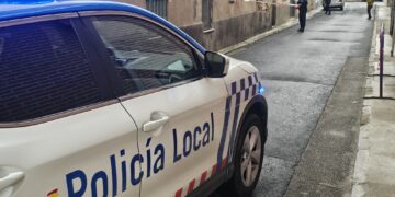 La Policía Local de Peñaranda acordona dos inmuebles en la calle Revolla por un nuevo derrumbe en el tejado de uno de ellos