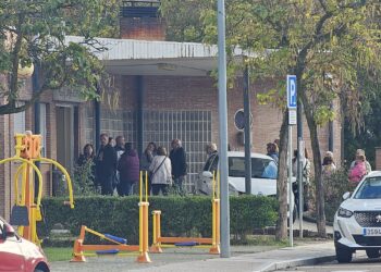 Primeras colas en el arranque de la campaña de vacunación contra la gripe y COVID-19 en el centro de salud de Peñaranda