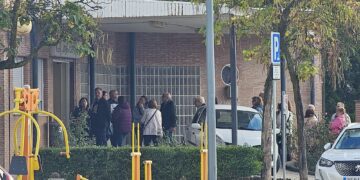Primeras colas en el arranque de la campaña de vacunación contra la gripe y COVID-19 en el centro de salud de Peñaranda