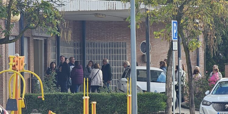 Primeras colas en el arranque de la campaña de vacunación contra la gripe y COVID-19 en el centro de salud de Peñaranda