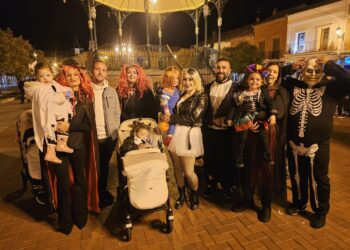 Concentración espontánea de Halloween en Peñaranda aunque sin música y prácticamente reducida al público infantil