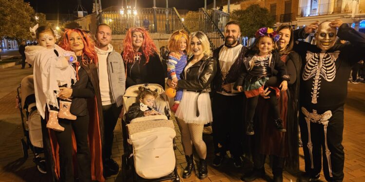 Concentración espontánea de Halloween en Peñaranda aunque sin música y prácticamente reducida al público infantil