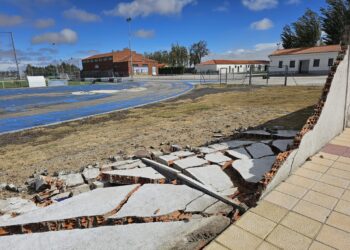 La furia de Kirk se incrementa en Peñaranda y derriba parte del vallado perimetral en el polideportivo y un árbol en La Huerta
