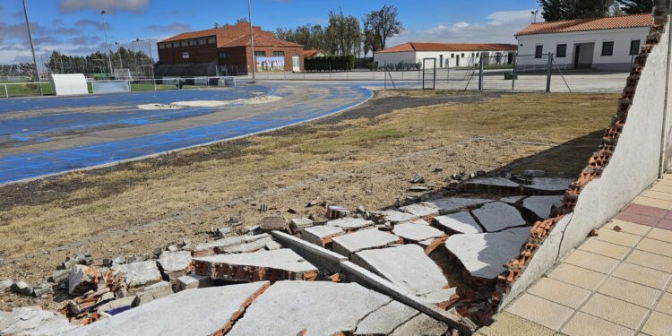 La furia de Kirk se incrementa en Peñaranda y derriba parte del vallado perimetral en el polideportivo y un árbol en La Huerta