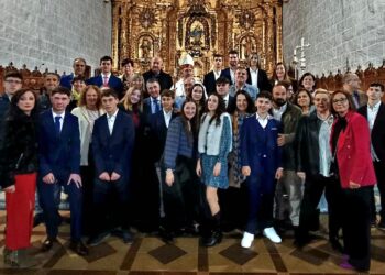 11 jóvenes reciben la Confirmación en la iglesia de Macotera en una ceremonia presidida por el obispo José Luis Retana