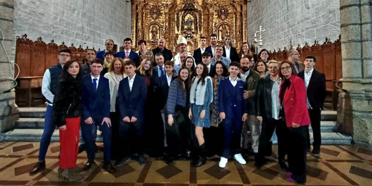 11 jóvenes reciben la Confirmación en la iglesia de Macotera en una ceremonia presidida por el obispo José Luis Retana