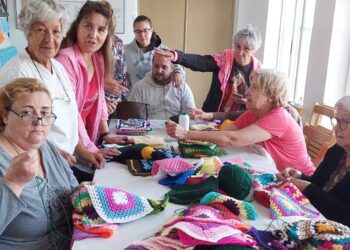 Mancera de Abajo se suma a la moda del ganchillo y un grupo de vecinos crea ya labores para adornar un gran árbol de Navidad