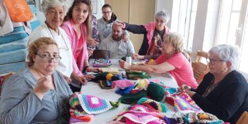 Mancera de Abajo se suma a la moda del ganchillo y un grupo de vecinos crea ya labores para adornar un gran árbol de Navidad