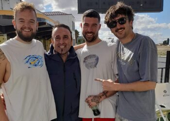 El grupo inglés Maruja disfruta de la gastronomía peñarandina con una parada en Los Álamos Laboratorio Gastronómico