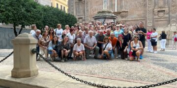 Un grupo de mayores de Peñaranda disfruta de una visita guiada por Murcia durante el viaje organizado por el Ayuntamiento