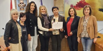 Peñaranda recauda 2.210 euros con el «arroz del señorito» y lo dona a la Asociación Parkinson de Salamanca para su labor