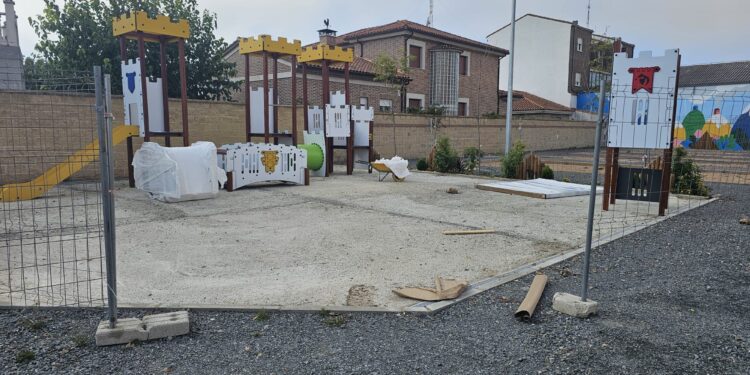 El parque Clara Campoamor de Peñaranda estrenará una zona de juegos infantiles inspirada en los castillos del escudo local