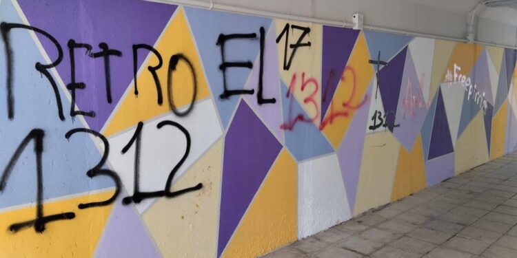 Los vándalos dejan nuevamente su rastro en Peñaranda con más pintadas en el recién reformado paso inferior de la vía del tren