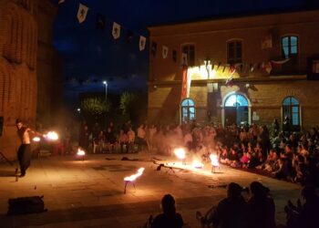 Rágama cierra su IX Feria Mudéjar con el fuego como protagonista en el espectáculo ofrecido por Zingari en la plaza Mayor