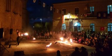 Rágama cierra su IX Feria Mudéjar con el fuego como protagonista en el espectáculo ofrecido por Zingari en la plaza Mayor