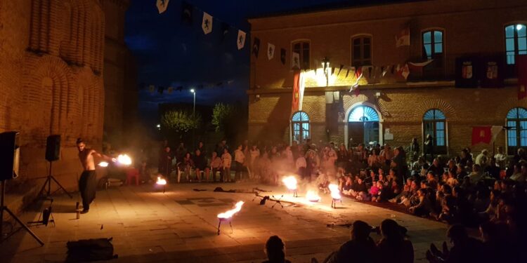 Rágama cierra su IX Feria Mudéjar con el fuego como protagonista en el espectáculo ofrecido por Zingari en la plaza Mayor