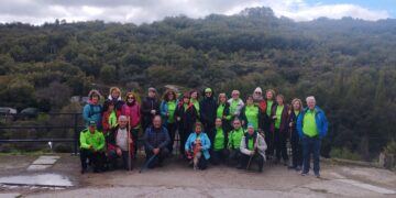 El club de senderismo Camino el Cristo, de Alaraz, disfruta de la ruta de los miradores en un domingo ya típicamente otoñal