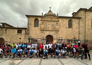La ruta en bicicleta «De la Cuna al Sepulcro» entre Ávila y Alba de Tormes reúne a más de medio centenar de participantes
