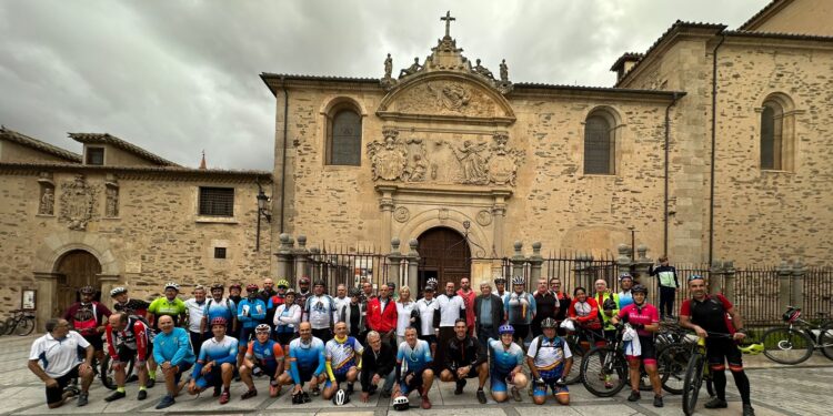 La ruta en bicicleta «De la Cuna al Sepulcro» entre Ávila y Alba de Tormes reúne a más de medio centenar de participantes