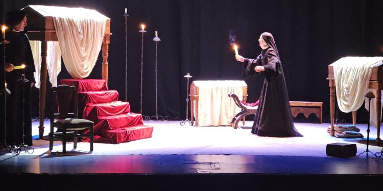 «Juana la loca, la reina que no quiso reinar» abre la temporada de teatro en Peñaranda con una destacada respuesta del público