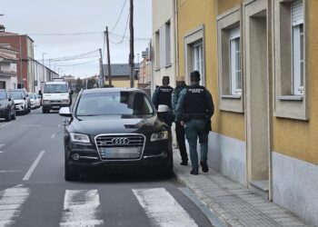 Operativo de la Guardia Civil en Peñaranda donde se está llevando a cabo un registro en una vivienda de la calle Los Incas